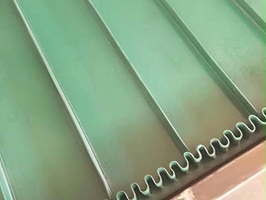 高碑店裙边皮带输送机--裙边皮带式提升输送机生产厂家