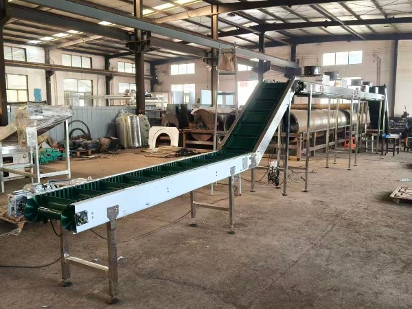 高效、节能、节省空间的大倾角裙边皮带提升连续输送设备 高效、节能、节省空间的大倾角裙边皮带提升连续输送设备